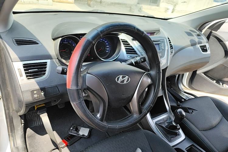 Used Hyundai Elantra (5th Generation / Langdong) 2012 1.6L Manual Fashion Edition Center Console