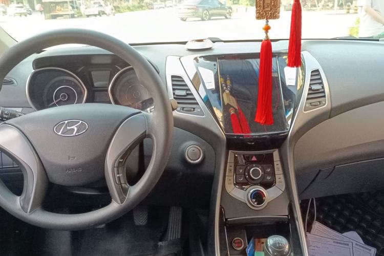 Used Hyundai Elantra (5th Generation / Langdong) 2012 1.6L Manual Leading Model Center Console