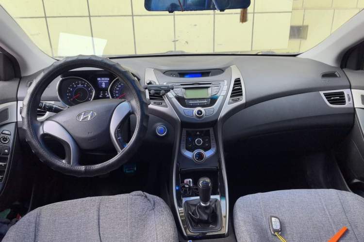 Used Hyundai Elantra (5th Generation / Langdong) 2012 1.6L Manual Leading Model Center Console