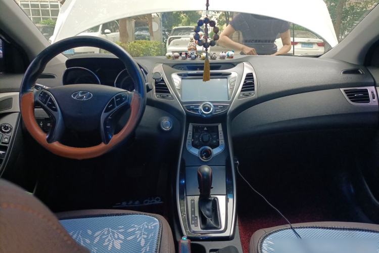 Used Hyundai Elantra (5th Generation / Langdong) 2012 1.6L Automatic Leading Model Center Console