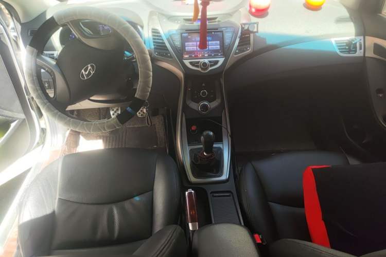 Used Hyundai Elantra (5th Generation / Langdong) 2012 1.6L Manual Fashion Edition Center Console