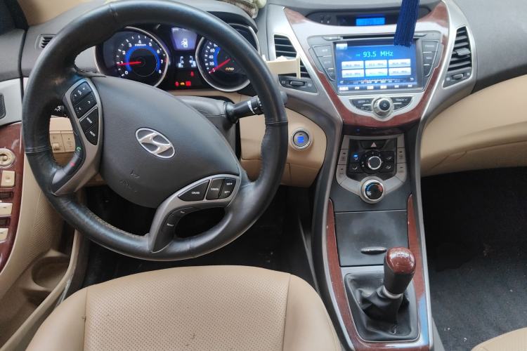 Used Hyundai Elantra (5th Generation / Langdong) 2012 1.6L Manual Leading Model Center Console
