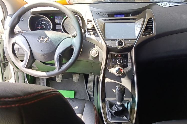 Used Hyundai Elantra (5th Generation / Langdong) 2012 1.6L Manual Leading Model Center Console