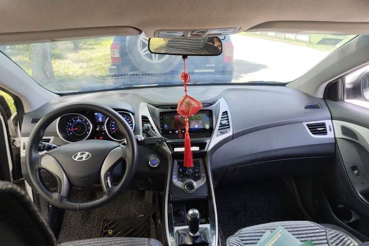 Used Hyundai Elantra (5th Generation / Langdong) 2012 1.6L Manual Leading Model Center Console