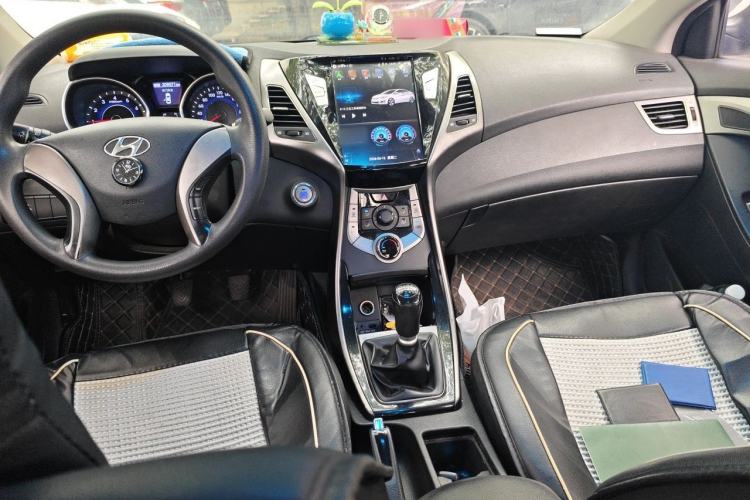 Used Hyundai Elantra (5th Generation / Langdong) 2012 1.6L Manual Leading Model Center Console