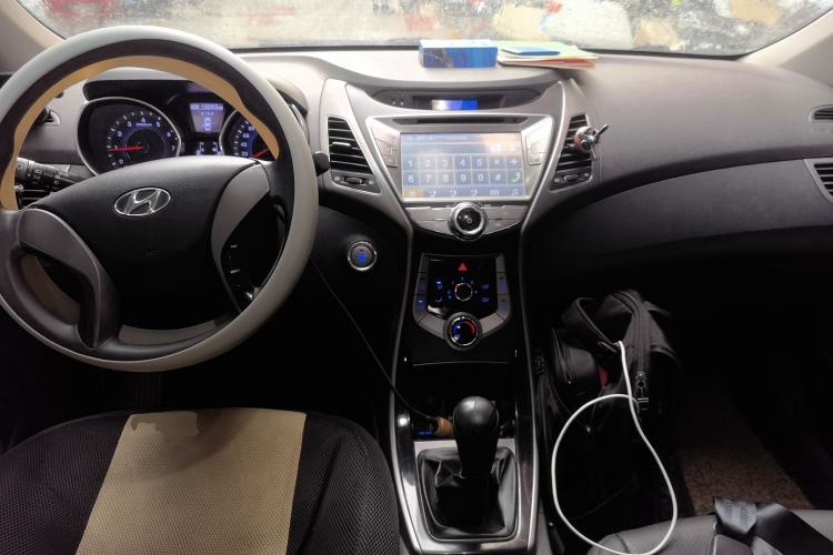 Used Hyundai Elantra (5th Generation / Langdong) 2012 1.6L Manual Leading Model Center Console