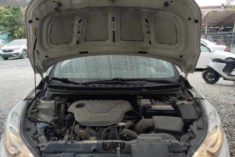 Used Hyundai Elantra (5th Generation / Langdong) 2012 1.6L Automatic Fashion Edition Engine Bay