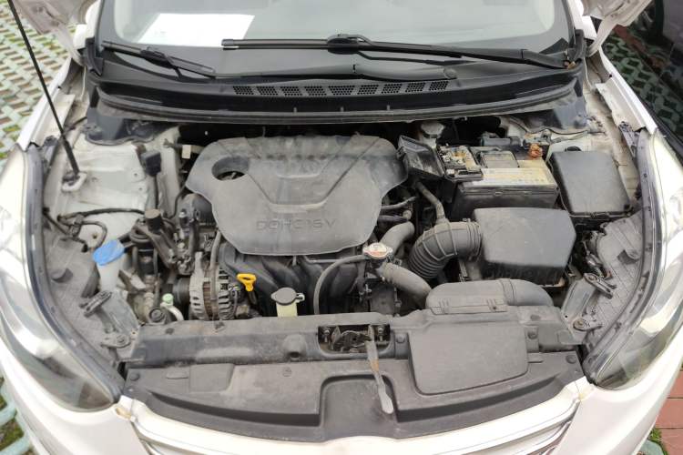 Used Hyundai Elantra (5th Generation / Langdong) 2012 1.6L Manual Fashion Edition Engine Bay