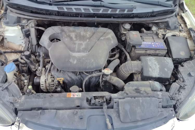 Used Hyundai Elantra (5th Generation / Langdong) 2012 1.6L Automatic Fashion Edition Engine Bay