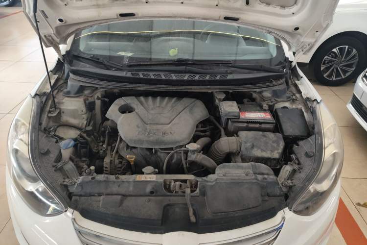 Used Hyundai Elantra (5th Generation / Langdong) 2012 1.6L Manual Fashion Edition Engine Bay