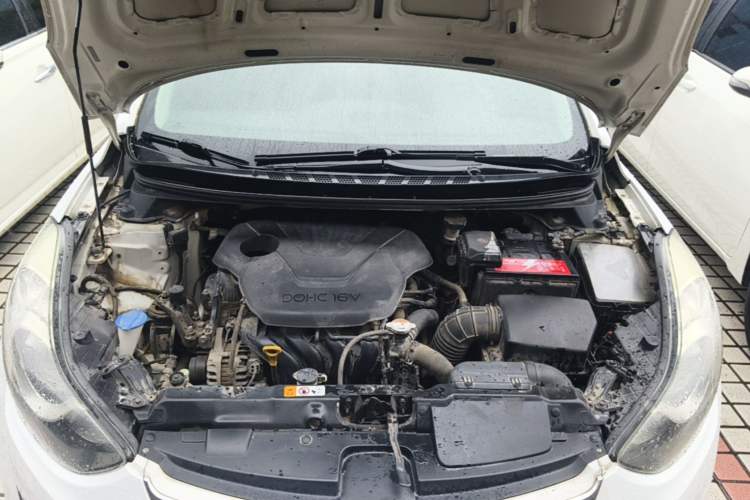 Used Hyundai Elantra (5th Generation / Langdong) 2012 1.6L Automatic Fashion Edition Engine Bay