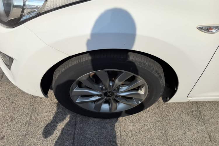 Used Hyundai Elantra (5th Generation / Langdong) 2012 1.6L Automatic Fashion Edition Exterior 4