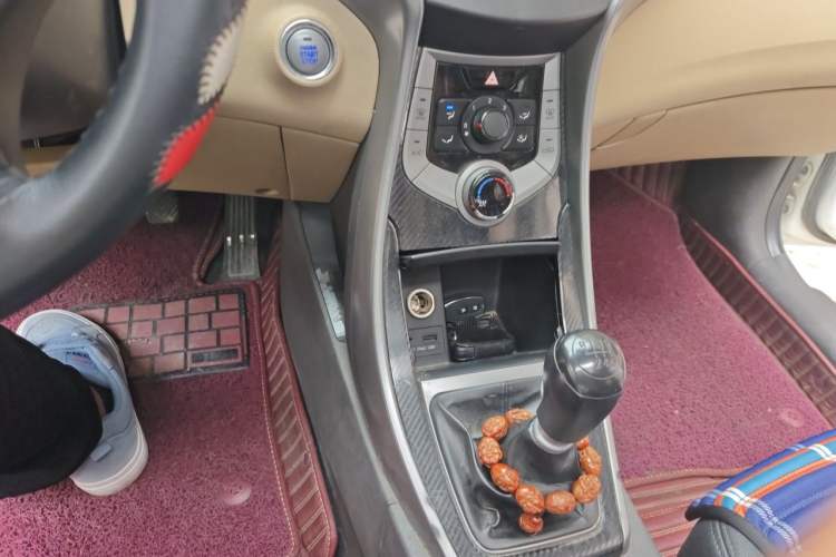 Used Hyundai Elantra (5th Generation / Langdong) 2012 1.6L Manual Leading Model Gear Lever