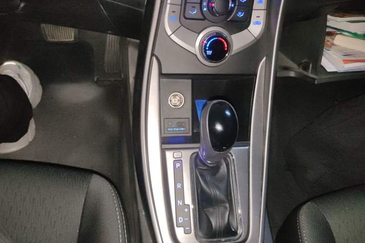 Used Hyundai Elantra (5th Generation / Langdong) 2012 1.6L Automatic Fashion Edition Gear Lever