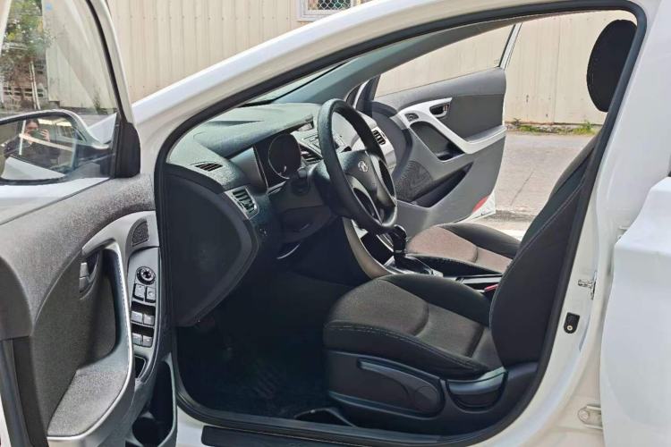 Used Hyundai Elantra (5th Generation / Langdong) 2012 1.6L Automatic Fashion Edition Interior 1