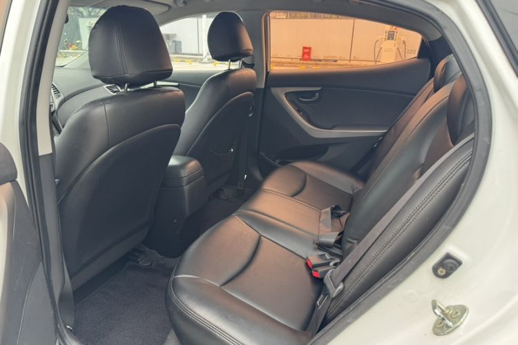 Used Hyundai Elantra (5th Generation / Langdong) 2012 1.6L Automatic Fashion Edition Interior 2