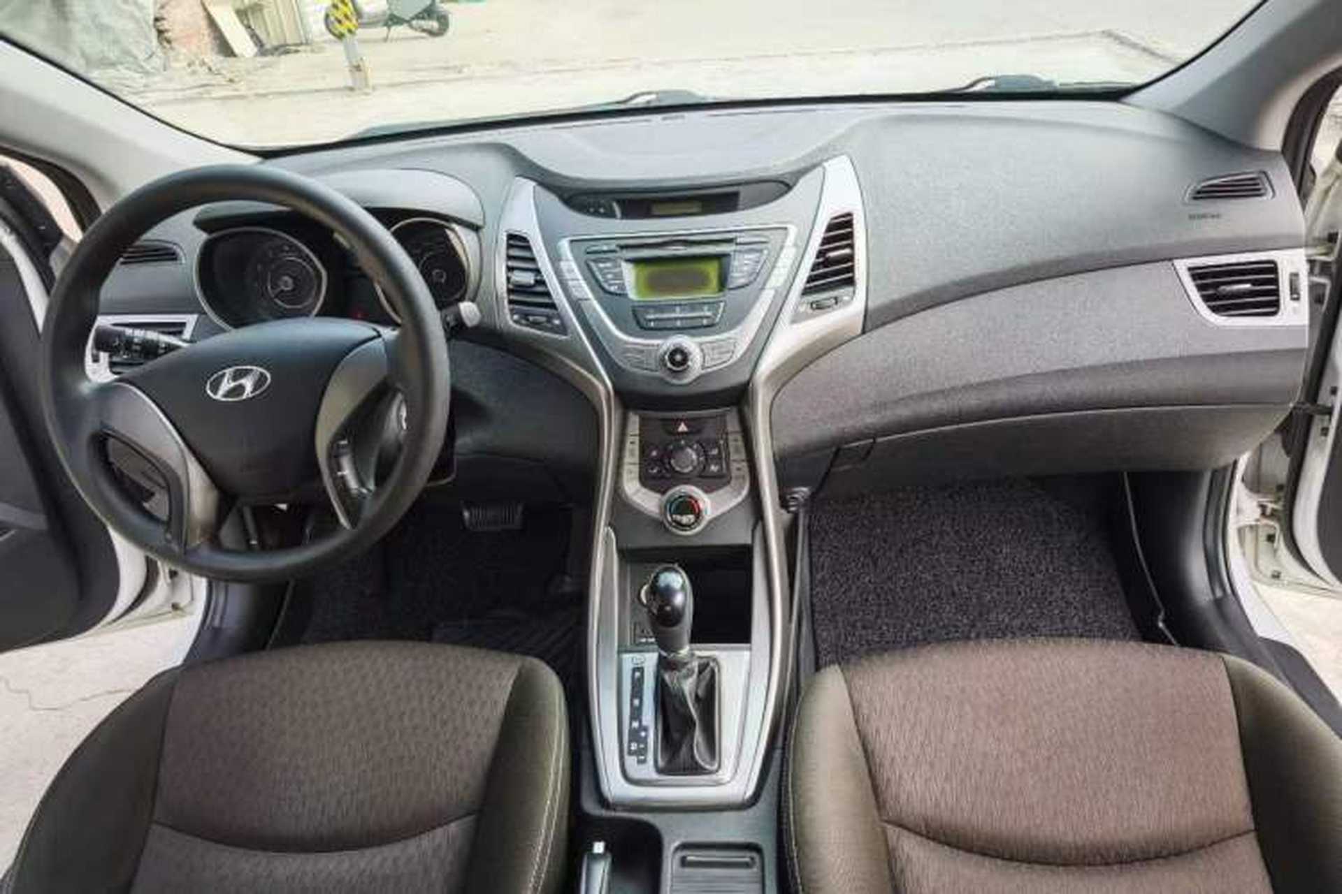 Used Hyundai Elantra (5th Generation / Langdong) 2012 1.6L Automatic Fashion Edition Interior 2