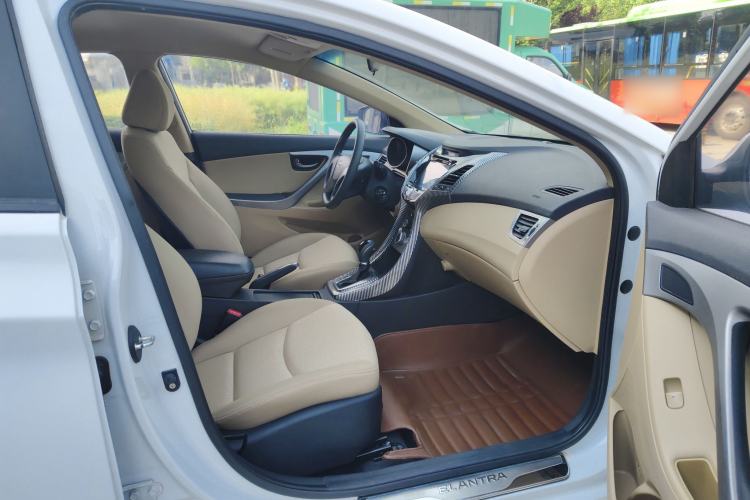 Used Hyundai Elantra (5th Generation / Langdong) 2012 1.6L Automatic Fashion Edition Interior 2