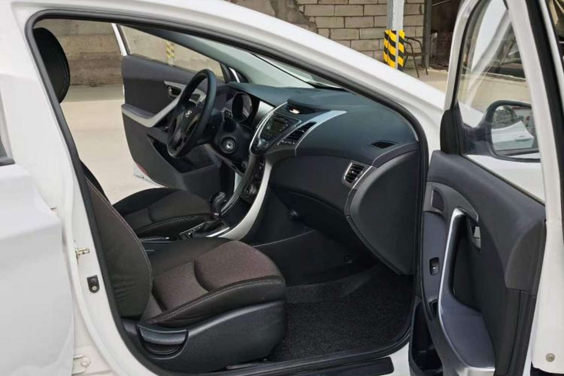 Used Hyundai Elantra (5th Generation / Langdong) 2012 1.6L Automatic Fashion Edition Interior 3
