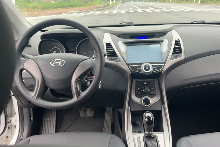 Used Hyundai Elantra (5th Generation / Langdong) 2012 1.6L Automatic Fashion Edition Interior 3