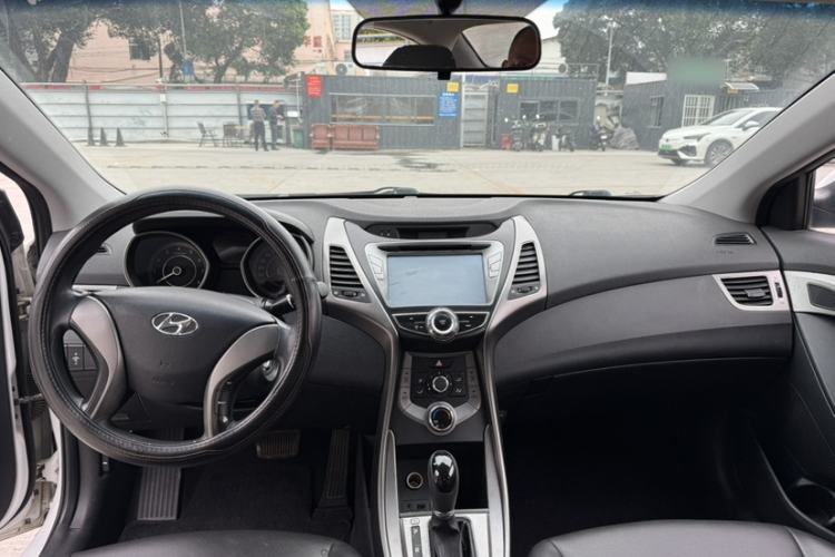 Used Hyundai Elantra (5th Generation / Langdong) 2012 1.6L Automatic Fashion Edition Interior 4