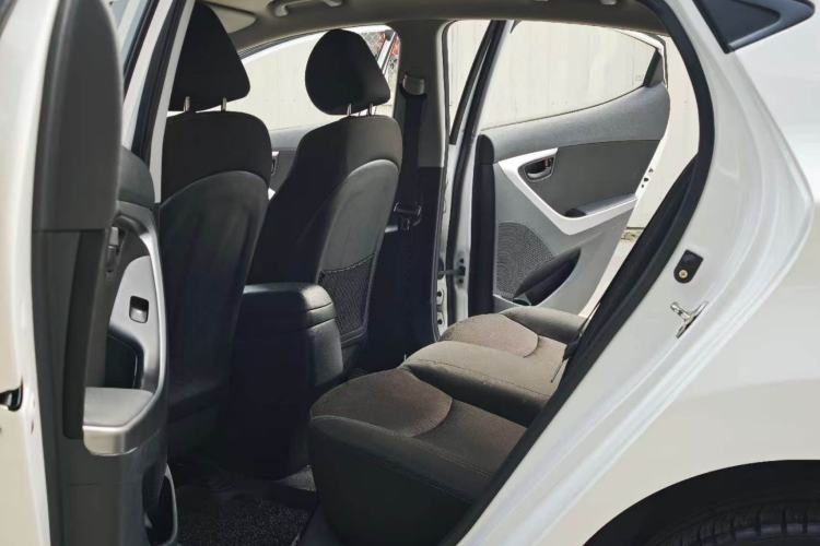 Used Hyundai Elantra (5th Generation / Langdong) 2012 1.6L Automatic Fashion Edition Interior 4