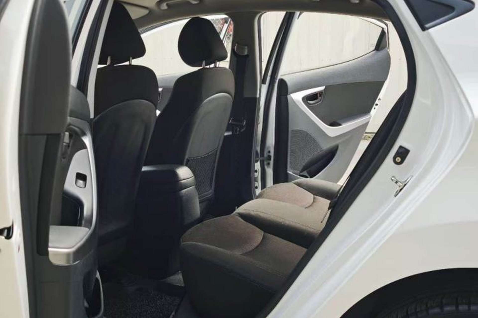Used Hyundai Elantra (5th Generation / Langdong) 2012 1.6L Automatic Fashion Edition Interior 4
