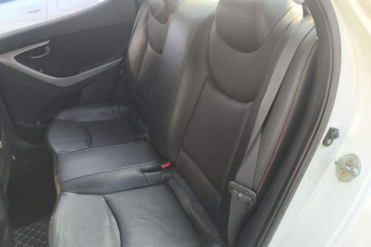 Used Hyundai Elantra (5th Generation / Langdong) 2012 1.6L Automatic Fashion Edition Interior 4