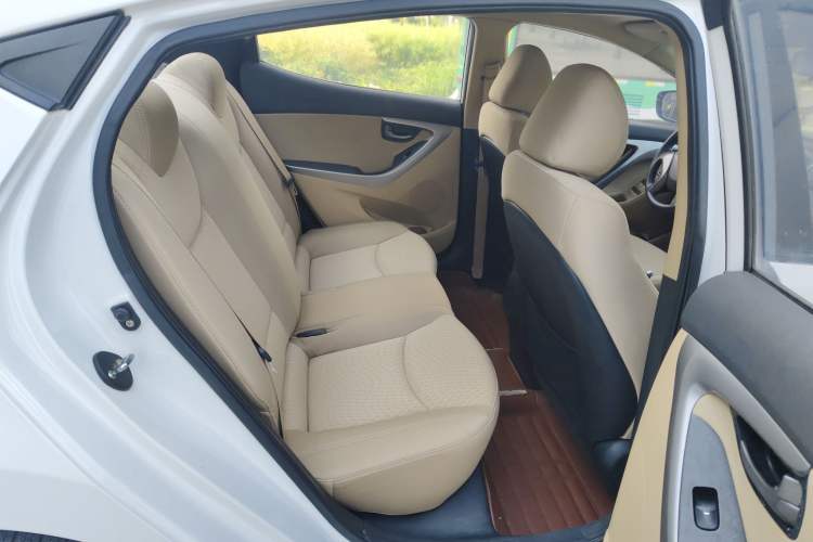 Used Hyundai Elantra (5th Generation / Langdong) 2012 1.6L Automatic Fashion Edition Interior 4