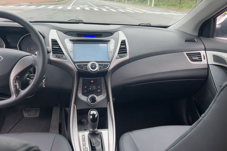 Used Hyundai Elantra (5th Generation / Langdong) 2012 1.6L Automatic Fashion Edition Interior 4