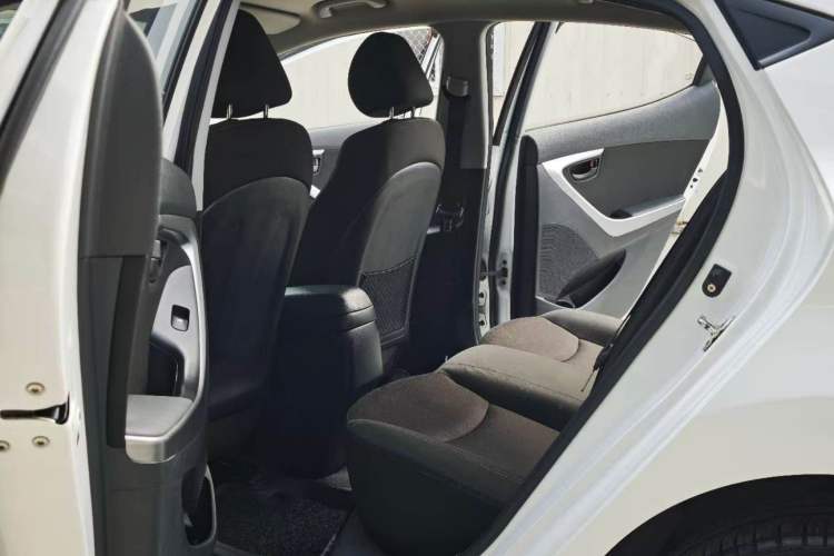 Used Hyundai Elantra (5th Generation / Langdong) 2012 1.6L Automatic Fashion Edition Interior 5