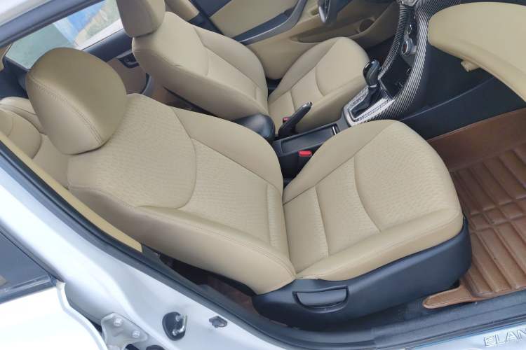 Used Hyundai Elantra (5th Generation / Langdong) 2012 1.6L Automatic Fashion Edition Interior 5