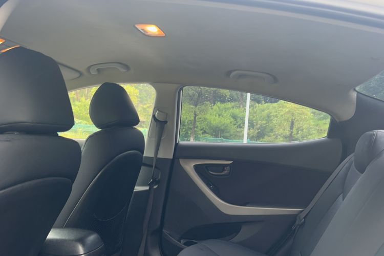 Used Hyundai Elantra (5th Generation / Langdong) 2012 1.6L Automatic Fashion Edition Interior 5