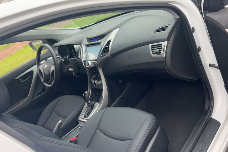 Used Hyundai Elantra (5th Generation / Langdong) 2012 1.6L Automatic Fashion Edition Interior 6