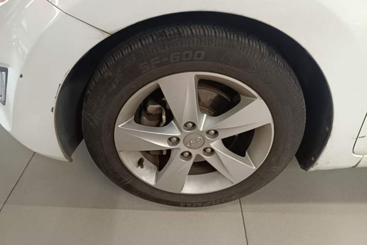 Used Hyundai Elantra (5th Generation / Langdong) 2012 1.6L Automatic Leading Model Left Front Wheel Hub