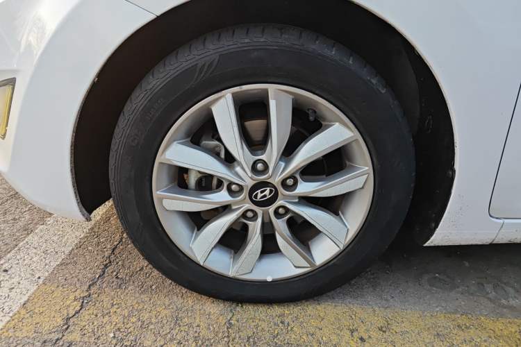 Used Hyundai Elantra (5th Generation / Langdong) 2012 1.6L Manual Fashion Edition Left Front Wheel Hub