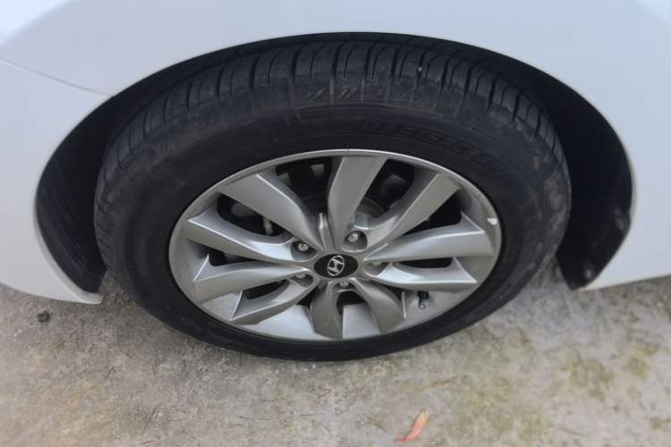 Used Hyundai Elantra (5th Generation / Langdong) 2012 1.6L Manual Leading Model Left Front Wheel Hub