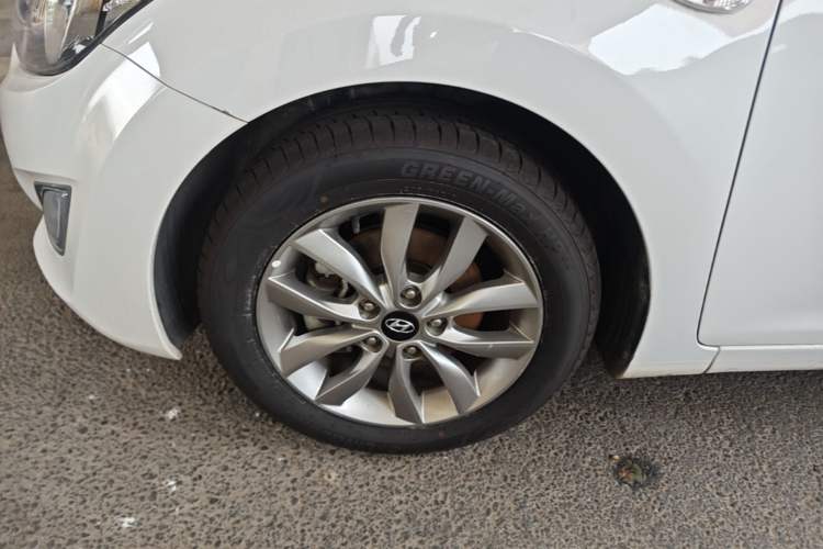 Used Hyundai Elantra (5th Generation / Langdong) 2012 1.6L Automatic Fashion Edition Left Front Wheel Hub