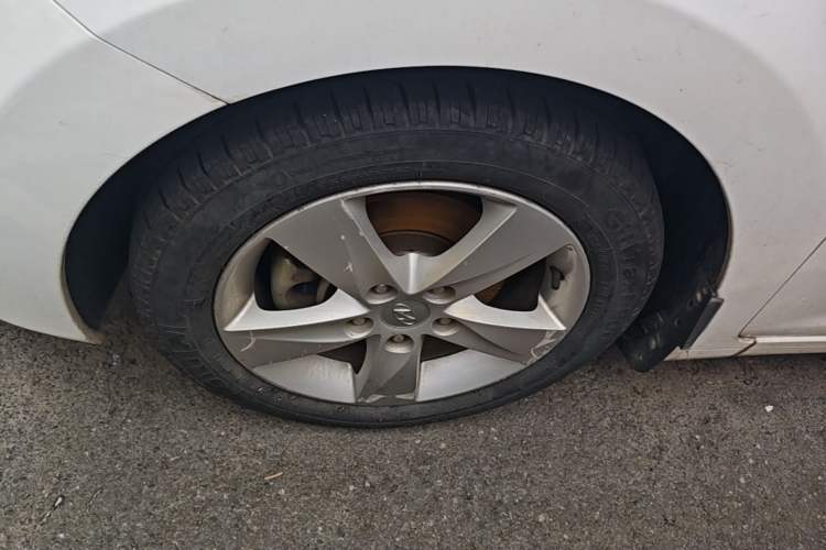Used Hyundai Elantra (5th Generation / Langdong) 2012 1.6L Automatic Prestige Model Left Front Wheel Hub