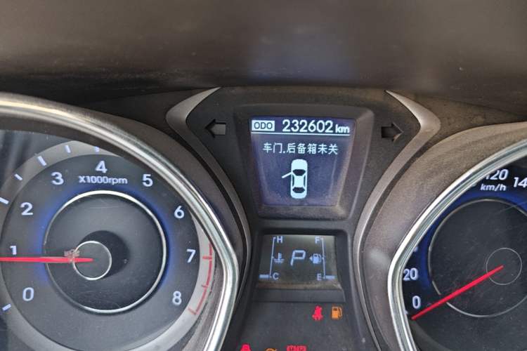 Used Hyundai Elantra (5th Generation / Langdong) 2012 1.6L Automatic Prestige Model Odometer Close Up
