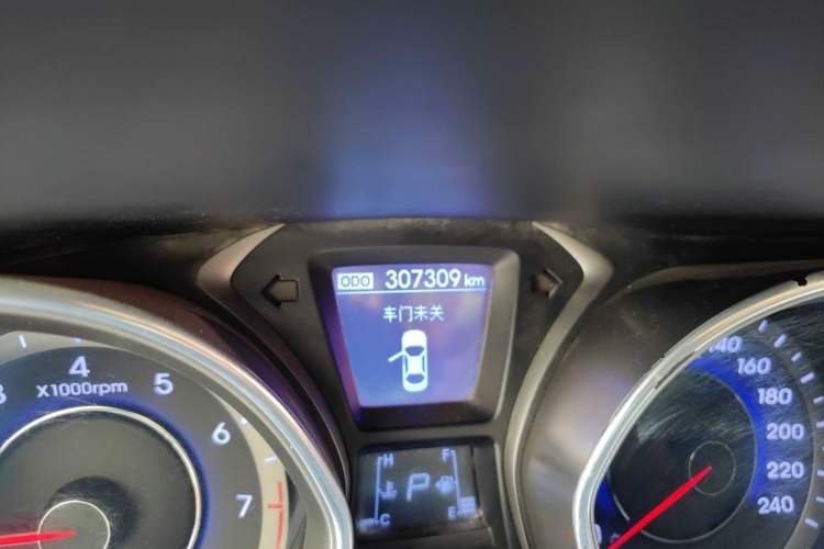 Used Hyundai Elantra (5th Generation / Langdong) 2012 1.6L Automatic Leading Model Odometer Close Up