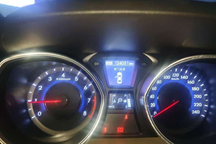 Used Hyundai Elantra (5th Generation / Langdong) 2012 1.6L Automatic Prestige Model Odometer Close Up