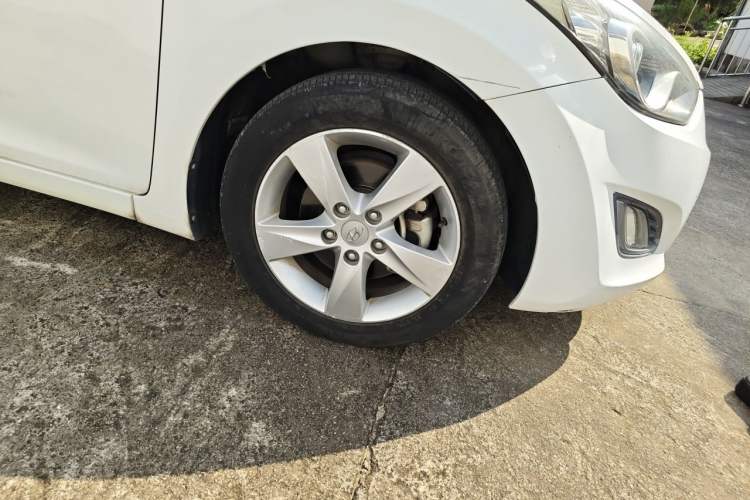 Used Hyundai Elantra (5th Generation / Langdong) 2012 1.6L Automatic Leading Model Right Front Wheel Hub