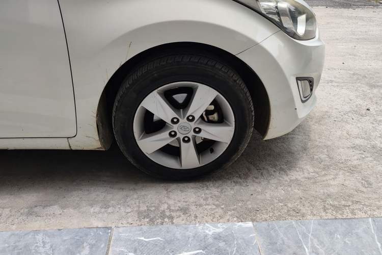 Used Hyundai Elantra (5th Generation / Langdong) 2012 1.6L Automatic Leading Model Right Front Wheel Hub
