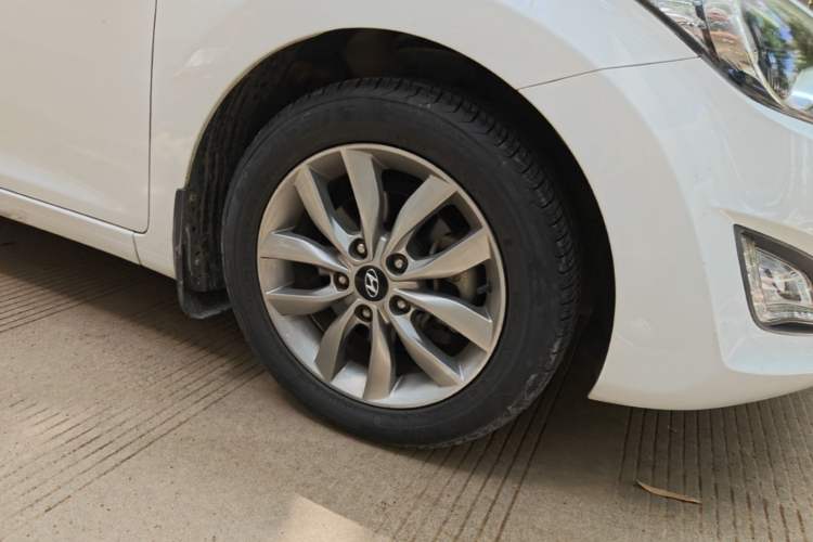 Used Hyundai Elantra (5th Generation / Langdong) 2012 1.6L Manual Leading Model Right Front Wheel Hub