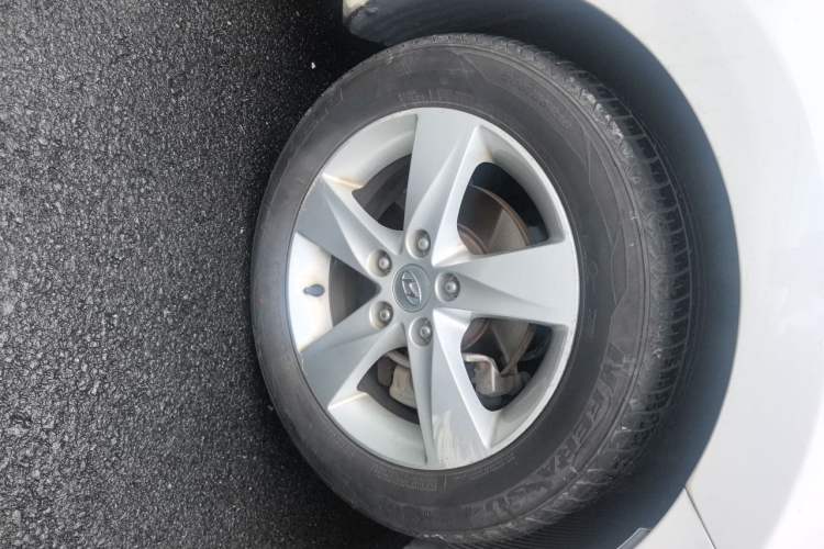 Used Hyundai Elantra (5th Generation / Langdong) 2012 1.6L Automatic Leading Model Right Front Wheel Hub