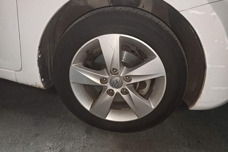 Used Hyundai Elantra (5th Generation / Langdong) 2012 1.6L Manual Leading Model Right Front Wheel Hub