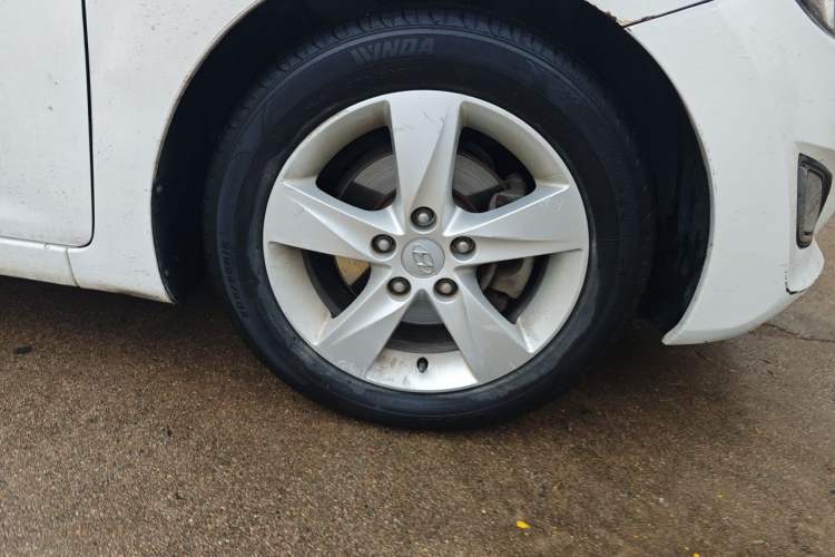 Used Hyundai Elantra (5th Generation / Langdong) 2012 1.6L Automatic Leading Model Right Front Wheel Hub