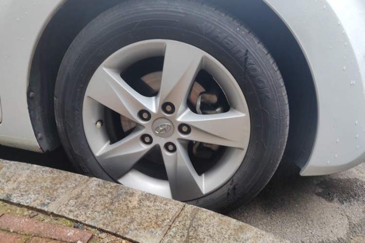 Used Hyundai Elantra (5th Generation / Langdong) 2012 1.6L Automatic Leading Model Right Front Wheel Hub