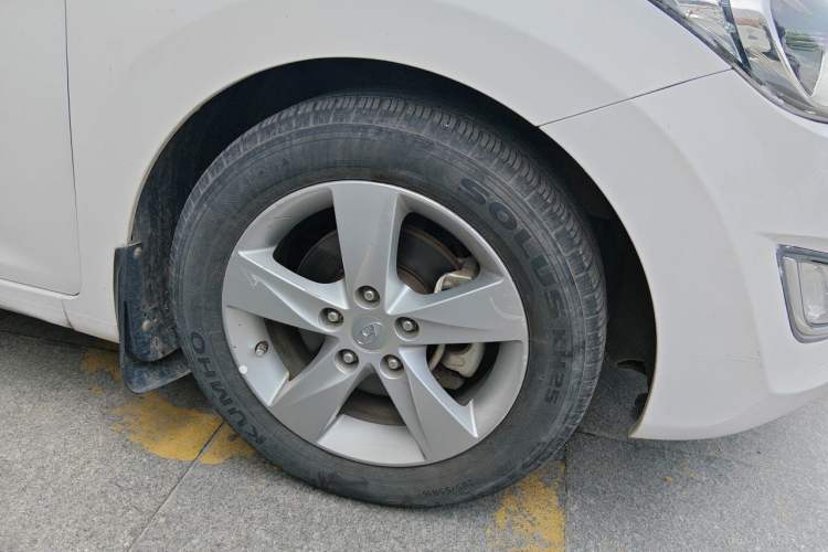 Used Hyundai Elantra (5th Generation / Langdong) 2012 1.6L Manual Leading Model Right Front Wheel Hub